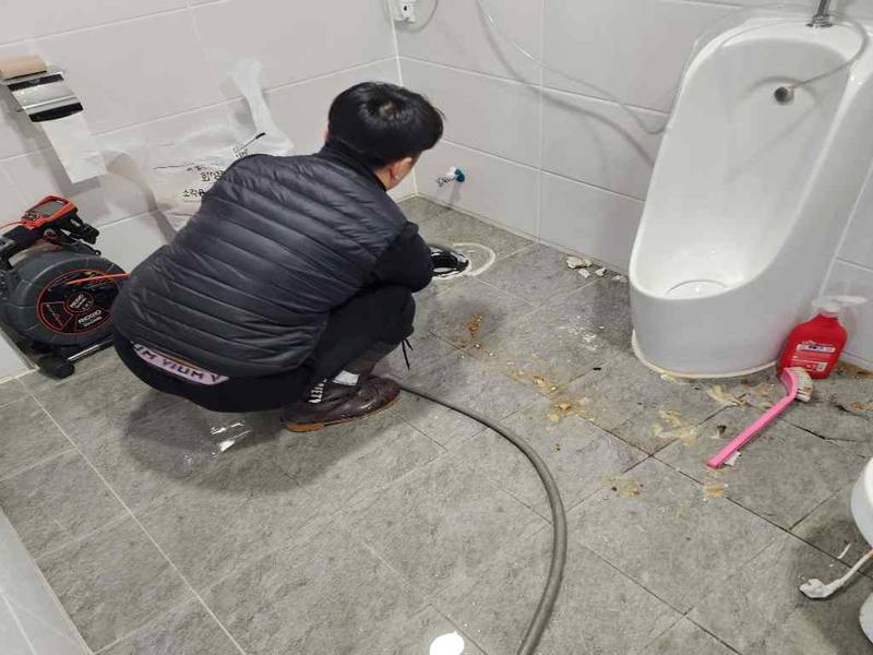 광교 소변기막힘 작업사례 8